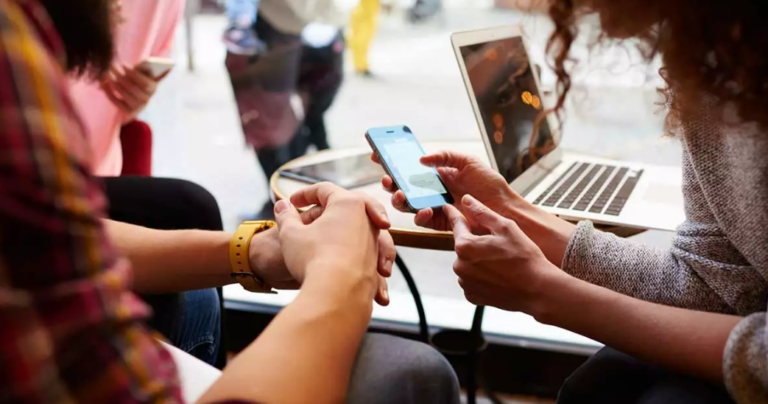 Closing Deals Faster in HK: How WhatsApp Web & Telegram Streamline Client Communication